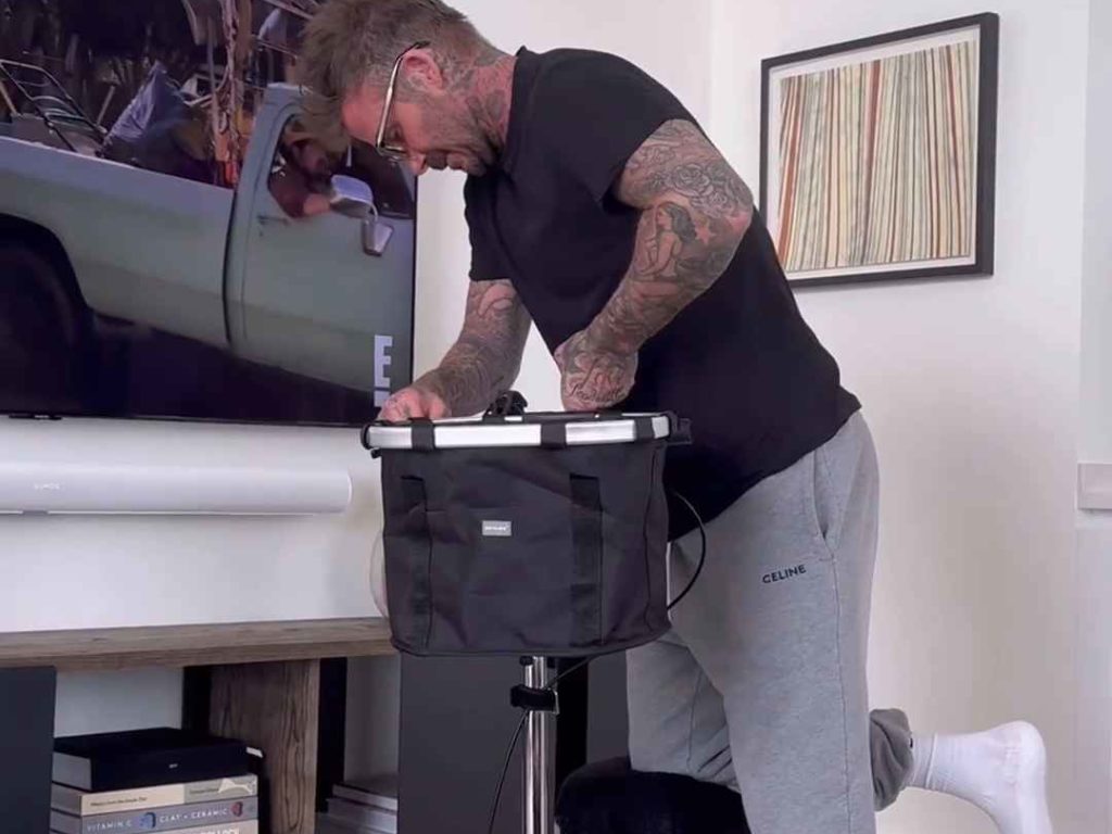 David Beckham achète un tricycle pour personnes handicapées à Victoria : voici pourquoi il a un pied cassé