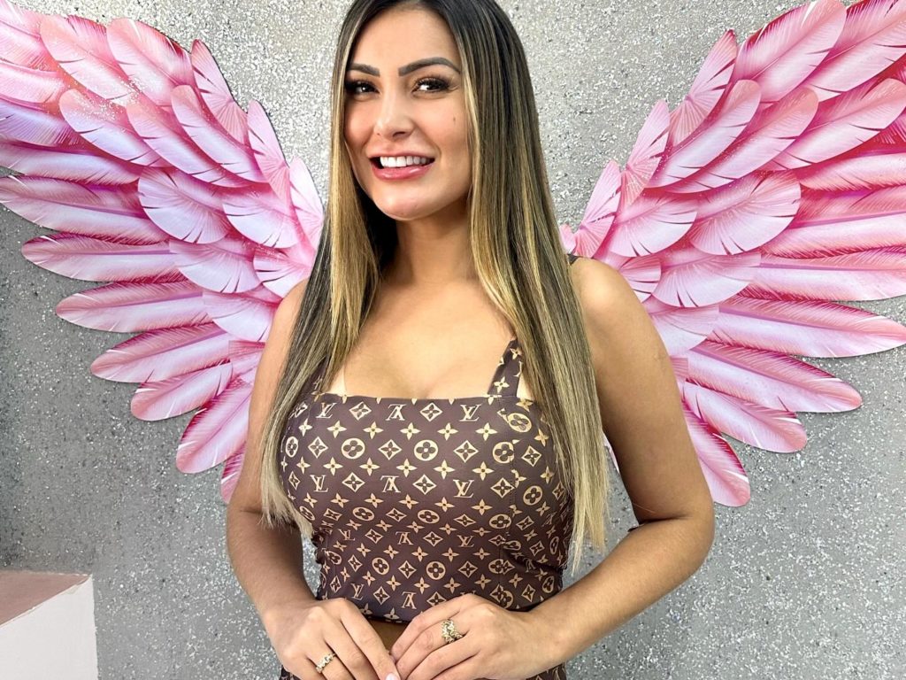 La ex miss BumBum aterriza en OF y el director de sus vídeos atrevidos es su hijo