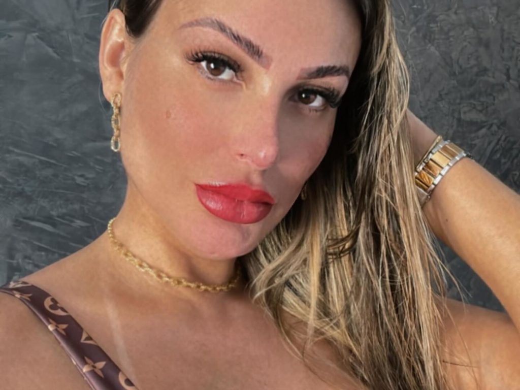 Ex-Miss BumBum landet auf OF und der Regisseur ihrer gewagten Videos ist ihr Sohn