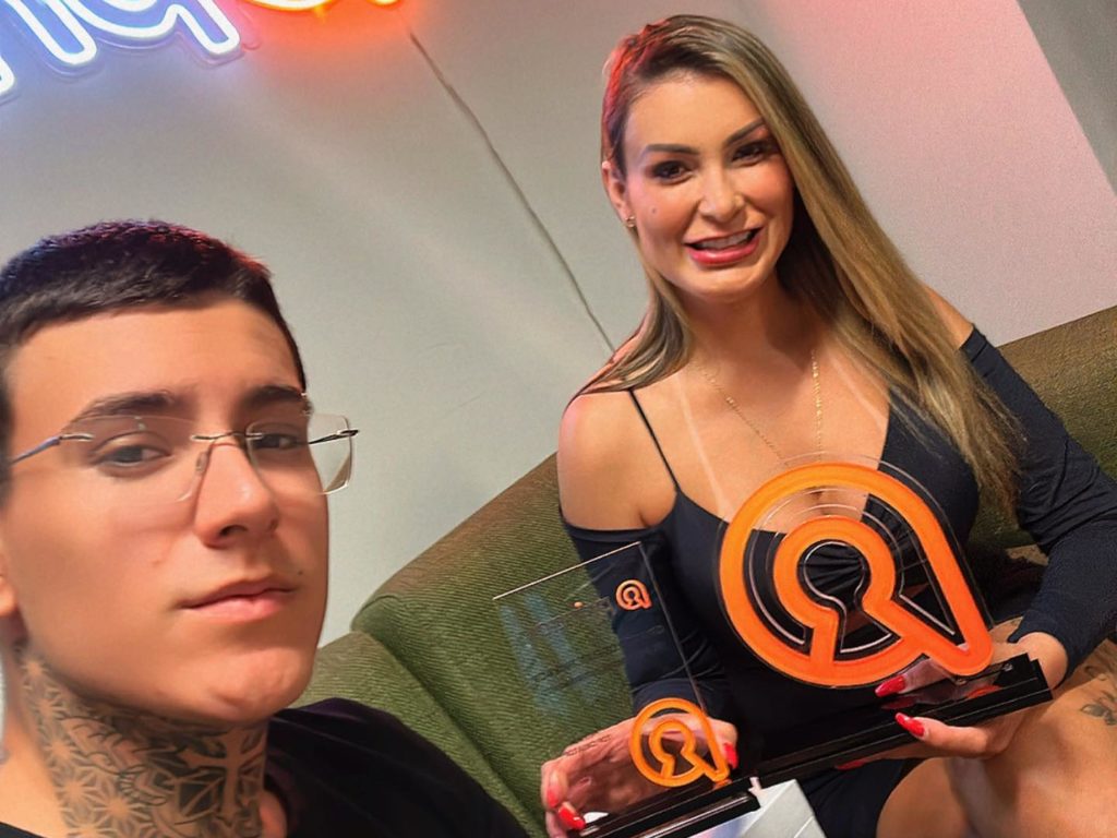 La ex miss BumBum aterriza en OF y el director de sus vídeos atrevidos es su hijo