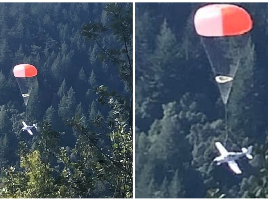 L'avion s'écrase mais le pilote ouvre un énorme parachute et sauve tout le monde