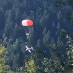 Aereo precipita ma il pilota apre un enorme paracadute e salva tutti