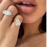 Emily Ratajkowski mostra gli anelli del divorzio e lo fa a modo suo: nuda