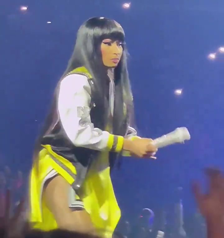 Nicki Minaj le arrebata el micrófono a un fan y jadea: delirio en el concierto