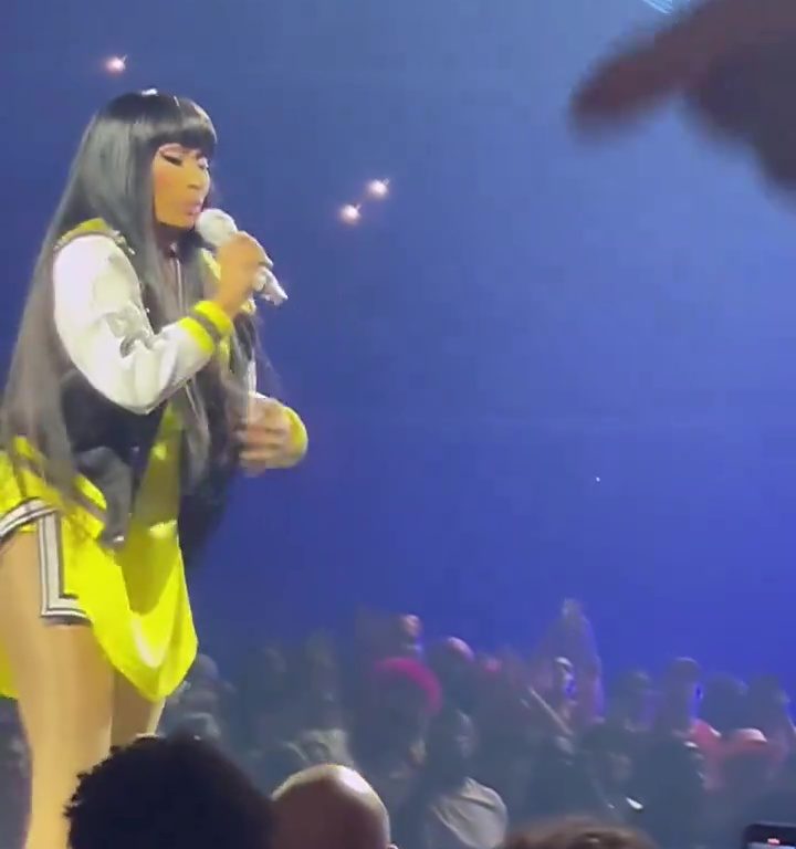 Nicki Minaj le arrebata el micrófono a un fan y jadea: delirio en el concierto