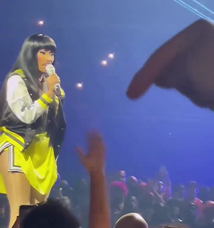 Nicki Minaj strappa il microfono a un fan e le scappa una poppa: delirio al concerto