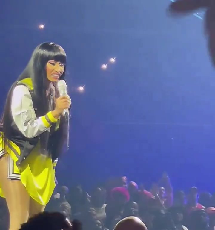 Nicki Minaj le arrebata el micrófono a un fan y jadea: delirio en el concierto