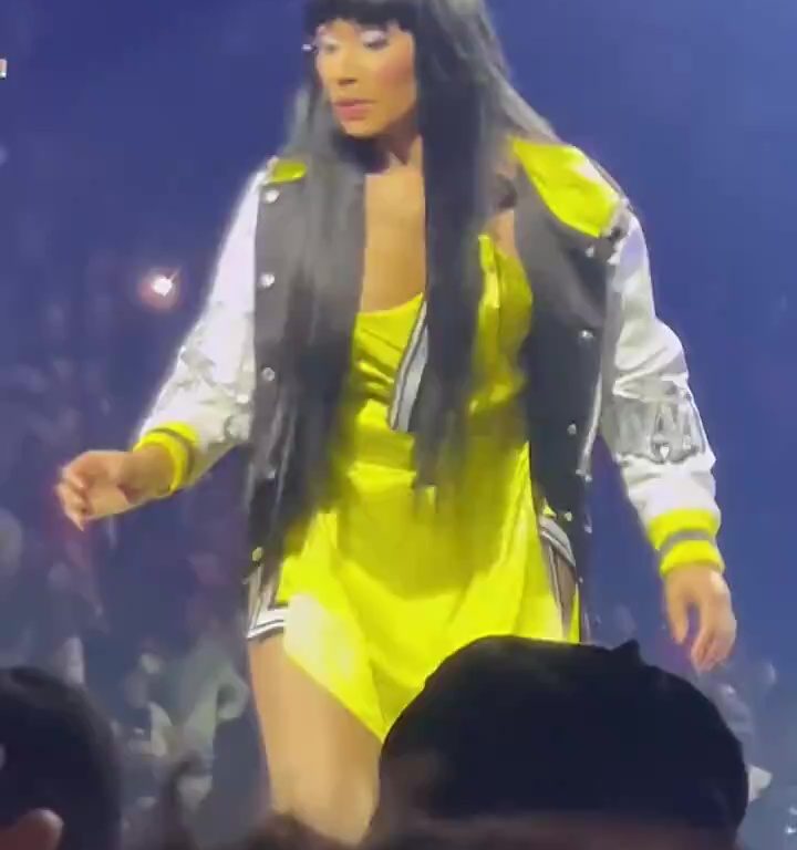 Nicki Minaj strappa il microfono a un fan e le scappa una poppa: delirio al concerto