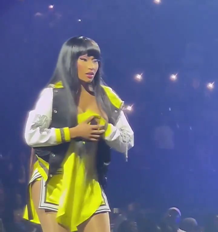 Nicki Minaj strappa il microfono a un fan e le scappa una poppa: delirio al concerto