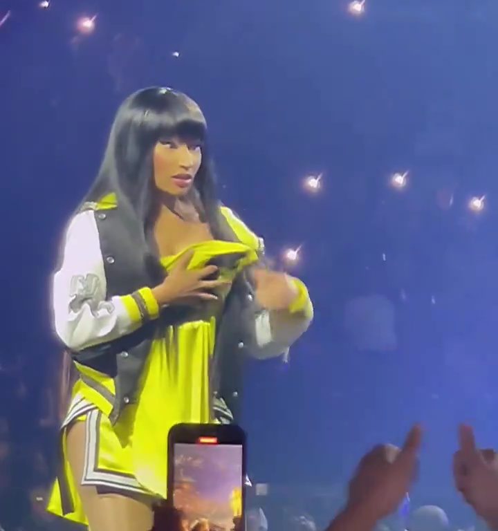 Nicki Minaj strappa il microfono a un fan e le scappa una poppa: delirio al concerto