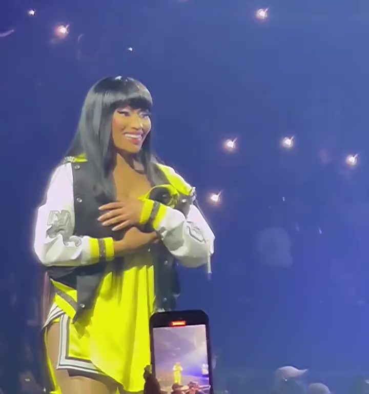 Nicki Minaj strappa il microfono a un fan e le scappa una poppa: delirio al concerto