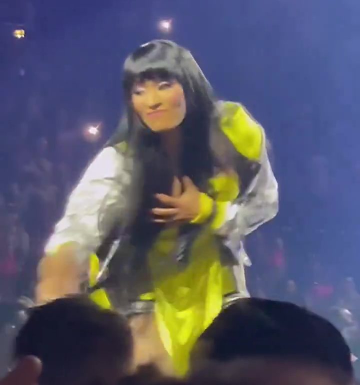 Nicki Minaj strappa il microfono a un fan e le scappa una poppa: delirio al concerto