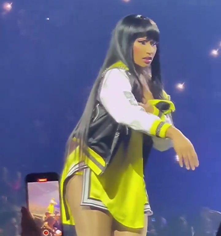 Nicki Minaj strappa il microfono a un fan e le scappa una poppa: delirio al concerto