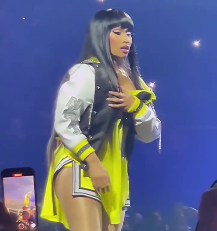 Nicki Minaj strappa il microfono a un fan e le scappa una poppa: delirio al concerto