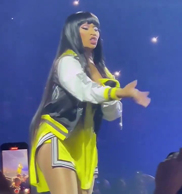 Nicki Minaj strappa il microfono a un fan e le scappa una poppa: delirio al concerto