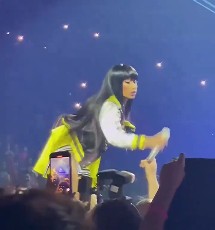 Nicki Minaj strappa il microfono a un fan e le scappa una poppa: delirio al concerto