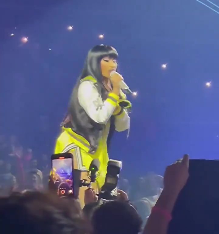 Nicki Minaj le arrebata el micrófono a un fan y jadea: delirio en el concierto