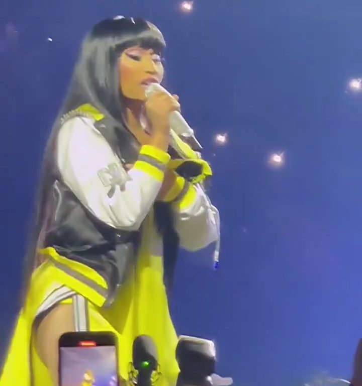 Nicki Minaj le arrebata el micrófono a un fan y jadea: delirio en el concierto