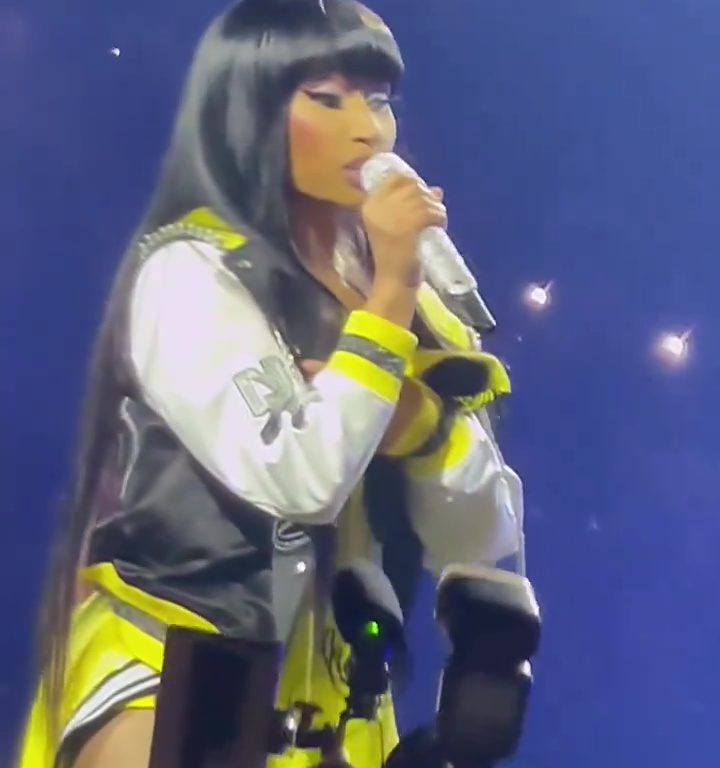 Nicki Minaj le arrebata el micrófono a un fan y jadea: delirio en el concierto