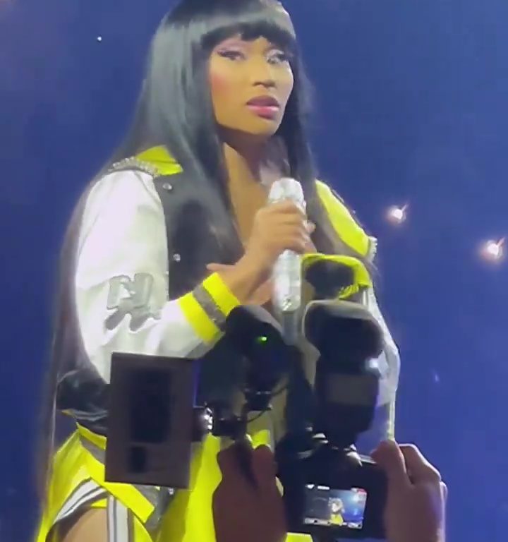 Nicki Minaj strappa il microfono a un fan e le scappa una poppa: delirio al concerto