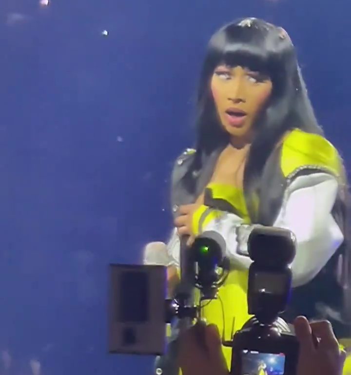 Nicki Minaj le arrebata el micrófono a un fan y jadea: delirio en el concierto