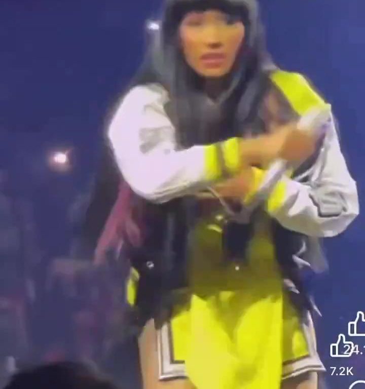 Nicki Minaj arrache le micro à un fan et halète : délire au concert