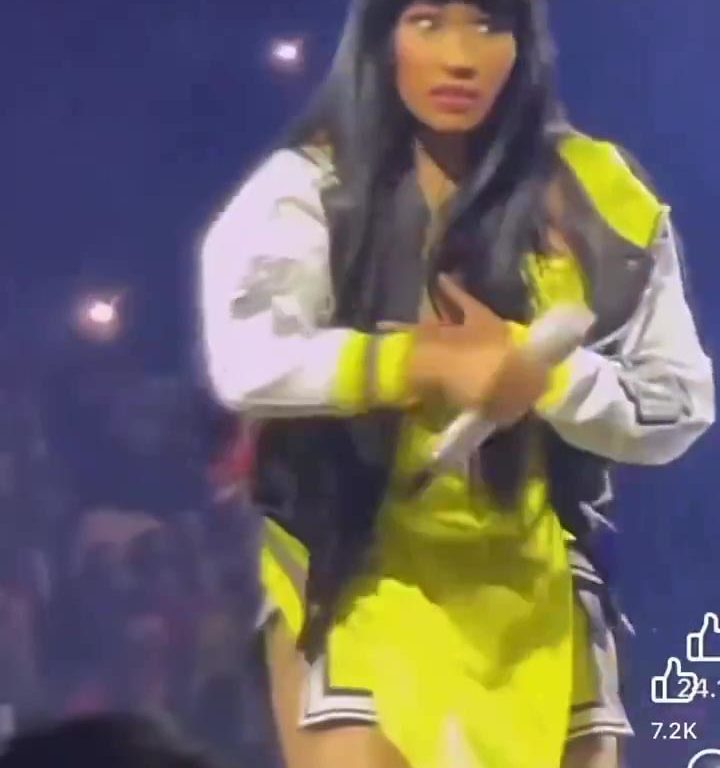 Nicki Minaj strappa il microfono a un fan e le scappa una poppa: delirio al concerto