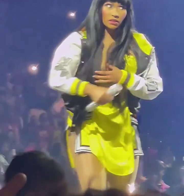 Nicki Minaj strappa il microfono a un fan e le scappa una poppa: delirio al concerto