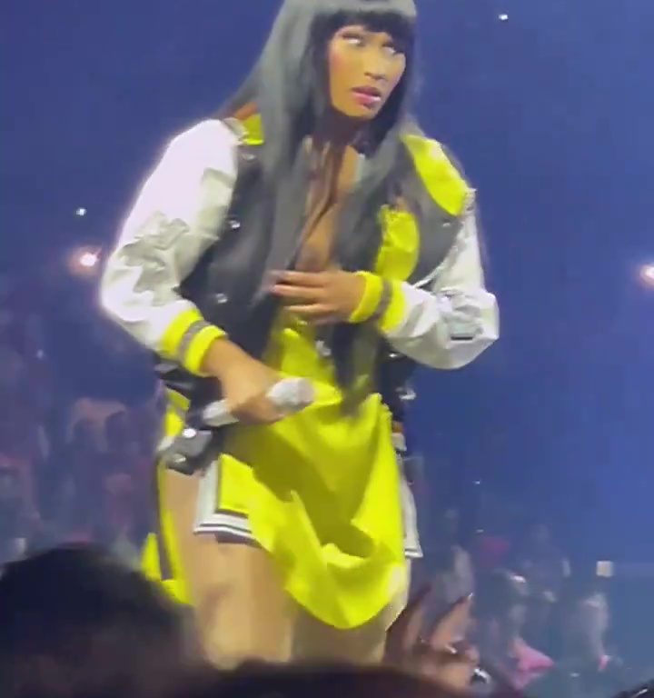 Nicki Minaj strappa il microfono a un fan e le scappa una poppa: delirio al concerto