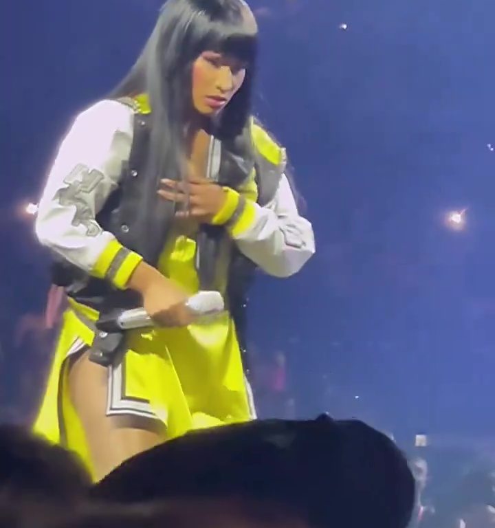 Nicki Minaj le arrebata el micrófono a un fan y jadea: delirio en el concierto