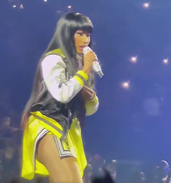 Nicki Minaj le arrebata el micrófono a un fan y jadea: delirio en el concierto