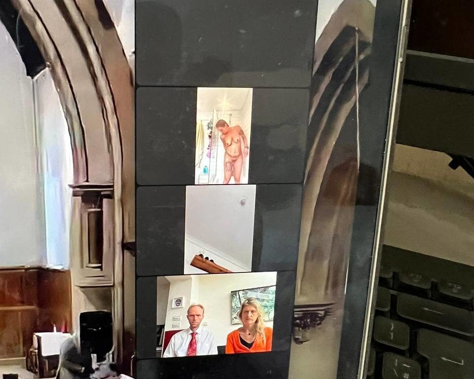 Nuda in chiesa mentre assiste al funerale via zoom video imbarazzante