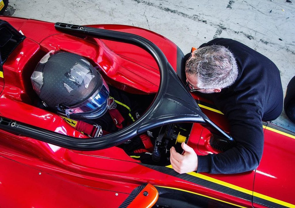 Oliver Bearman, der jüngste Ferrari-Fahrer, hat sich mit einem Tiktoker verlobt