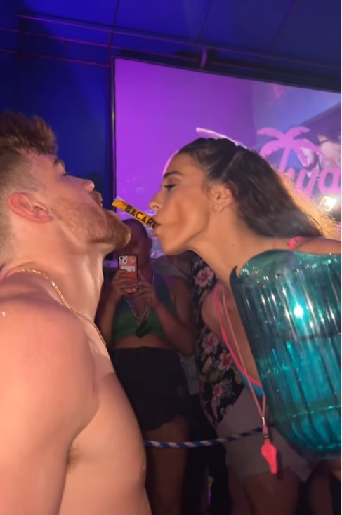 Coups et gifles, un barman sexy invente une nouvelle boisson et s'enrichit