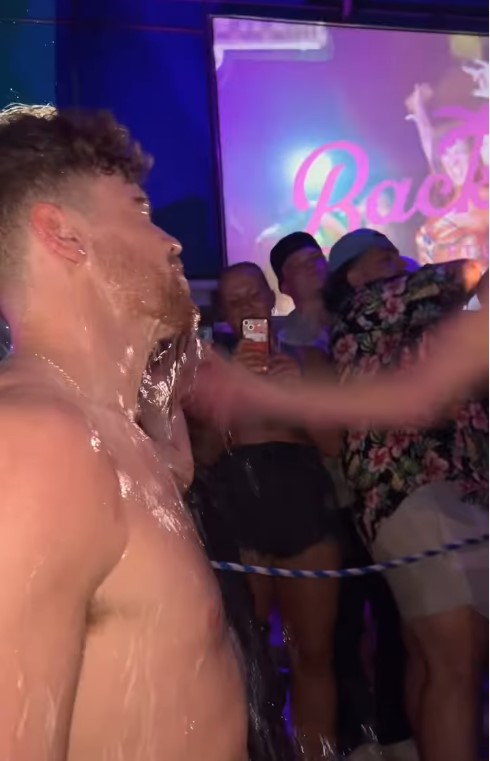 Coups et gifles, un barman sexy invente une nouvelle boisson et s'enrichit