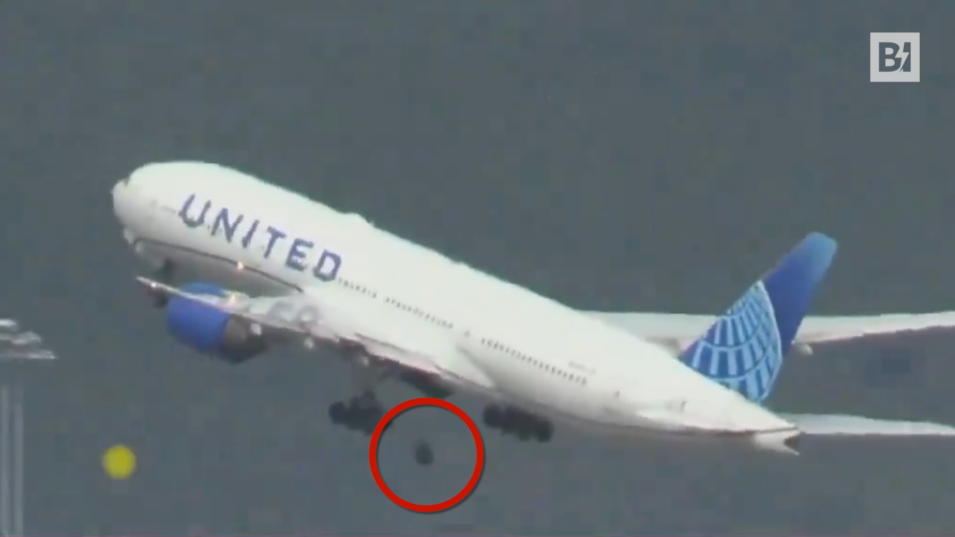 San Francisco, il Boeing perde una ruota durante…