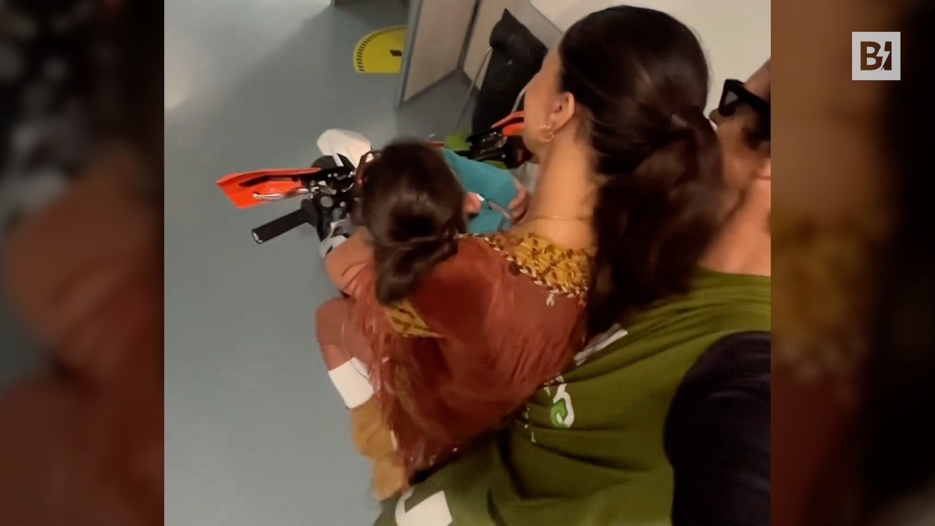 Belen si veste da Pocahontas: l’occasione è dolce…