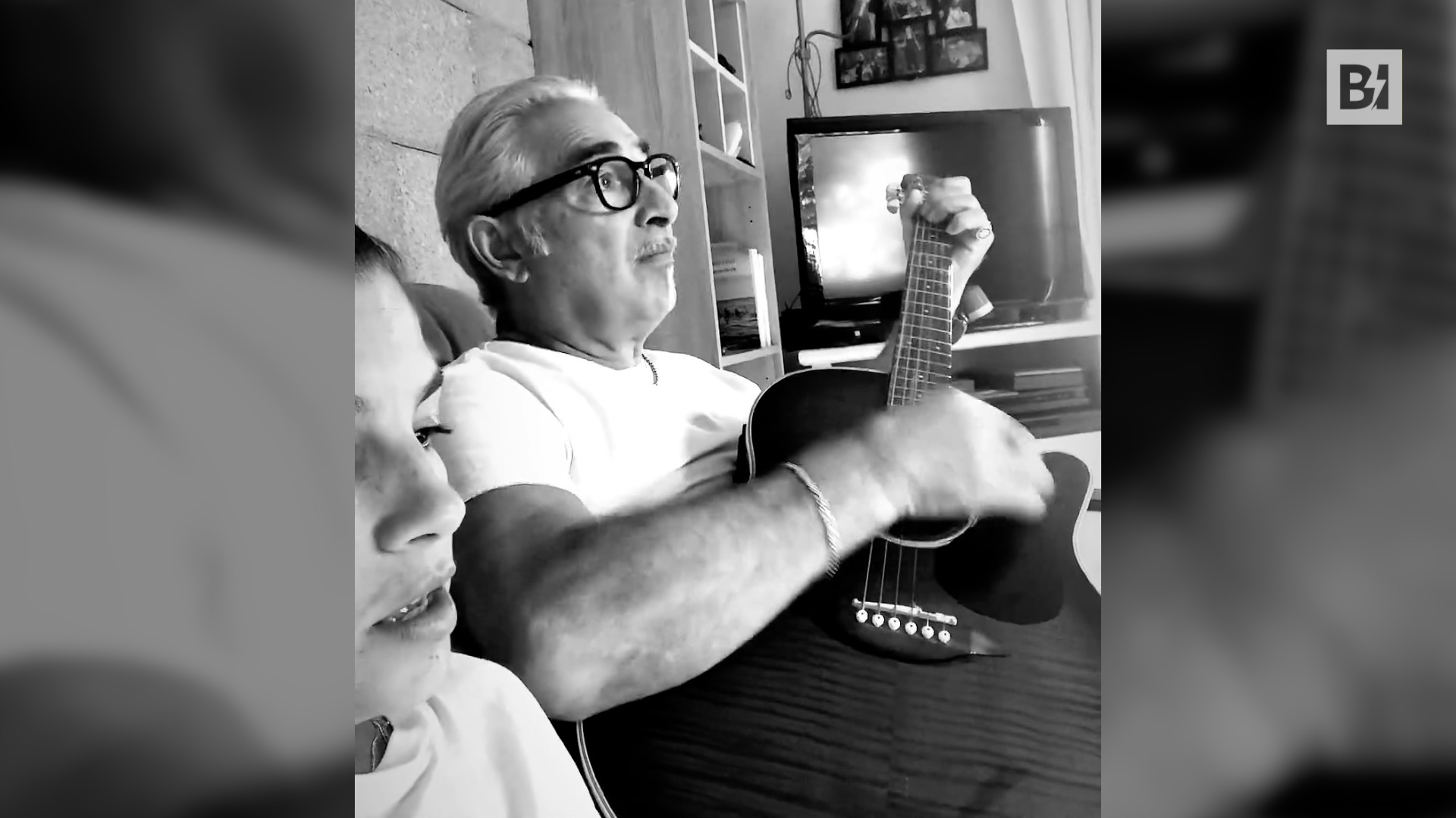 Emma ricorda il papà: lei canta e lui…