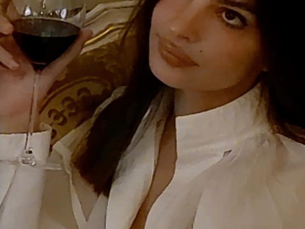 Emily Ratajkowski presume sus anillos de divorcio y lo hace a su manera: desnuda