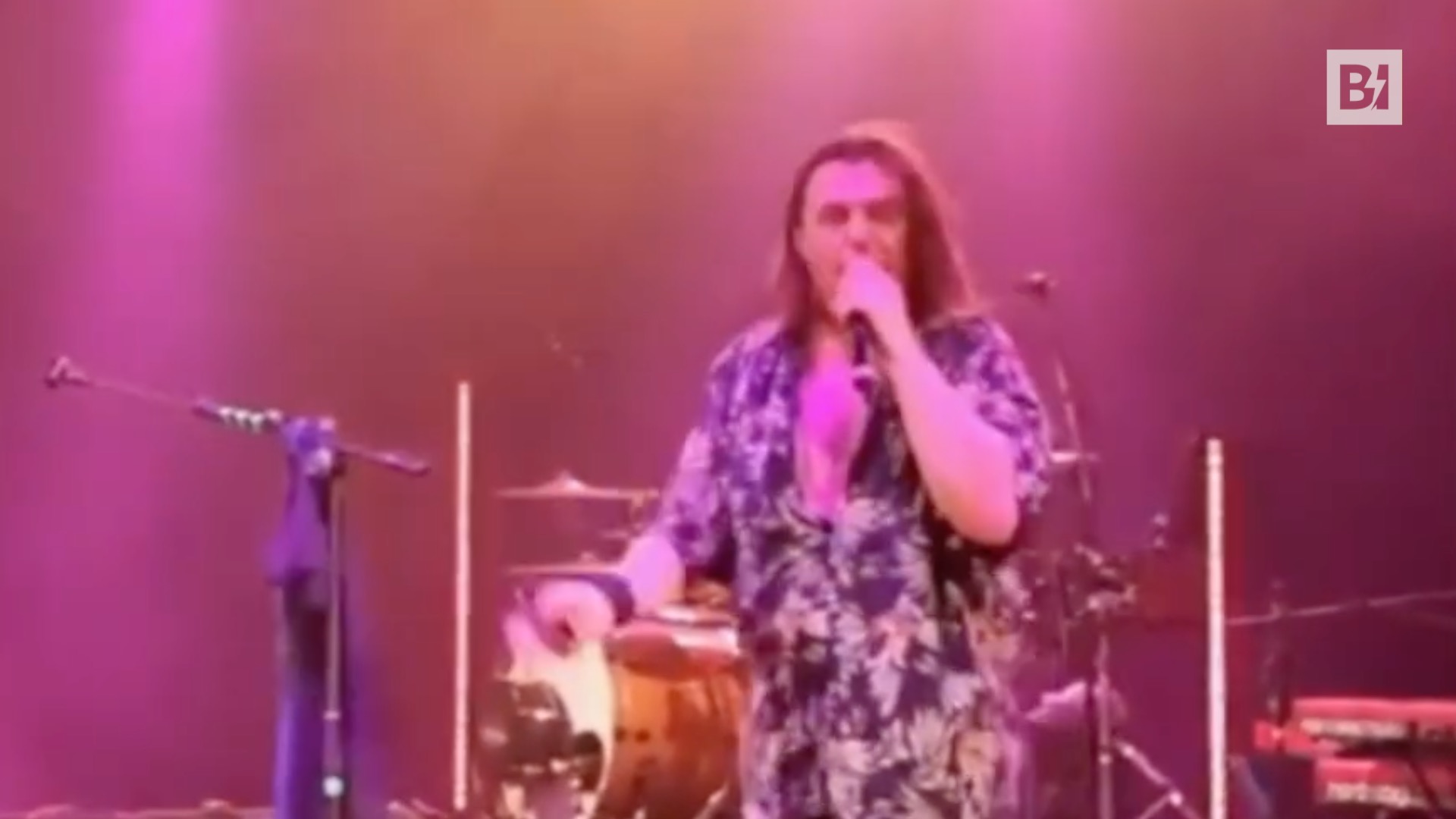 Gianluca Grignani furioso sul palco: “Mi stanno rompendo…