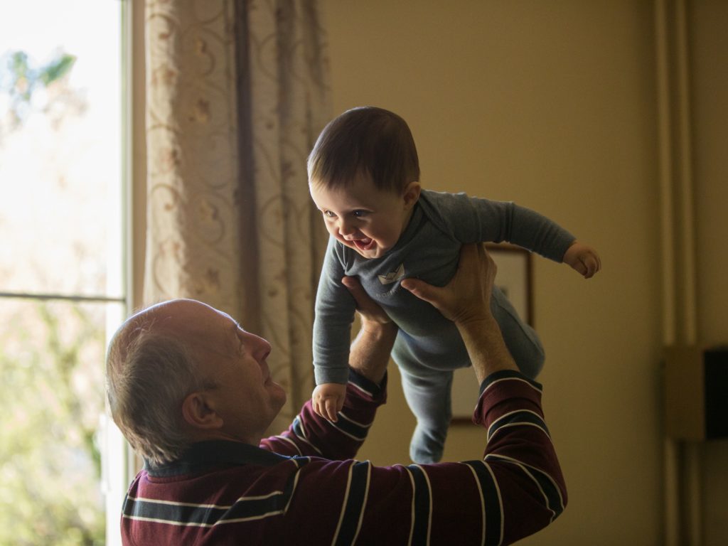 La fille ne lui donne pas de petit-fils et il le fait concevoir par une mère porteuse