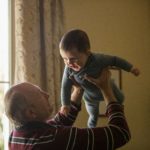 La figlia non gli dà un nipote e lui lo fa concepire a una madre surrogata