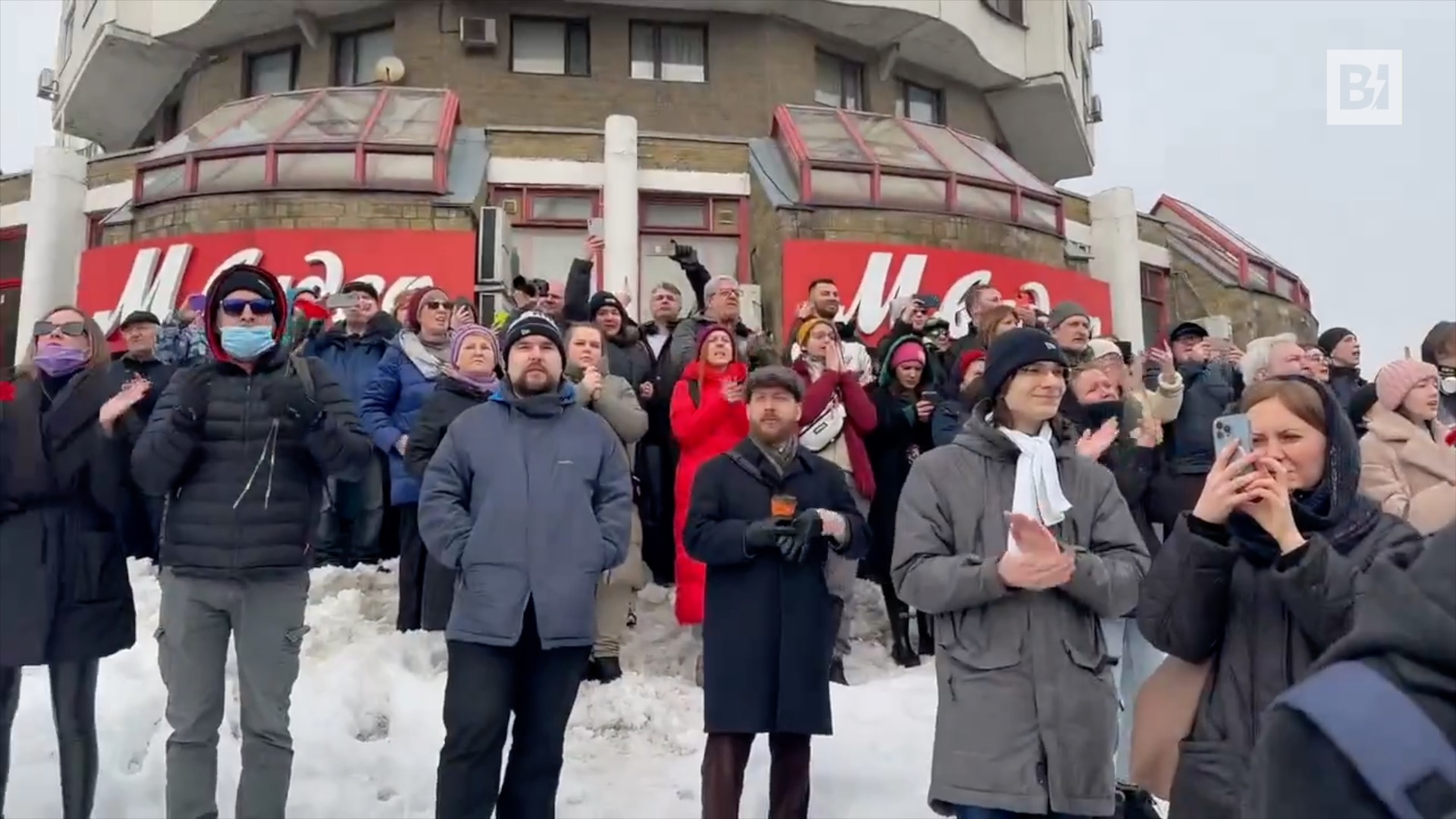 Funerali Navalny, fuori dalla chiesa la folla scandisce…