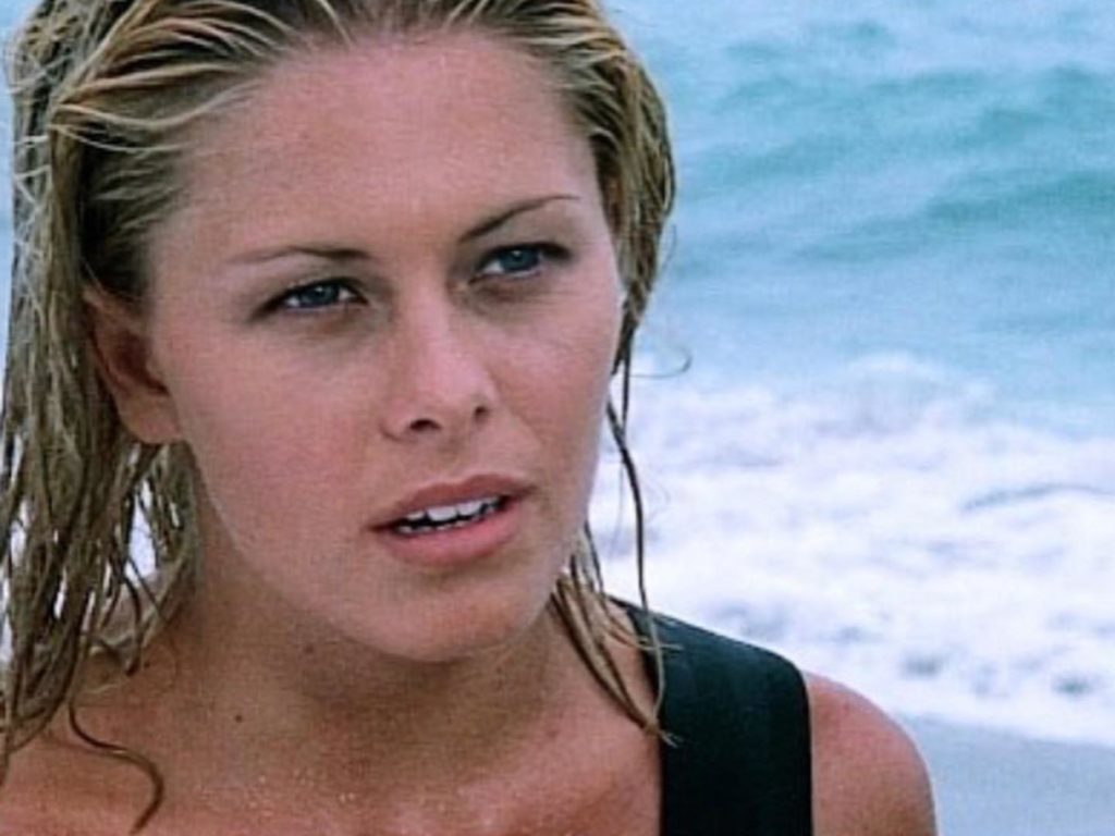 Video shock dell'ex bagnina di Baywatch si rade a zero: "Comando io, non il cancro al seno"