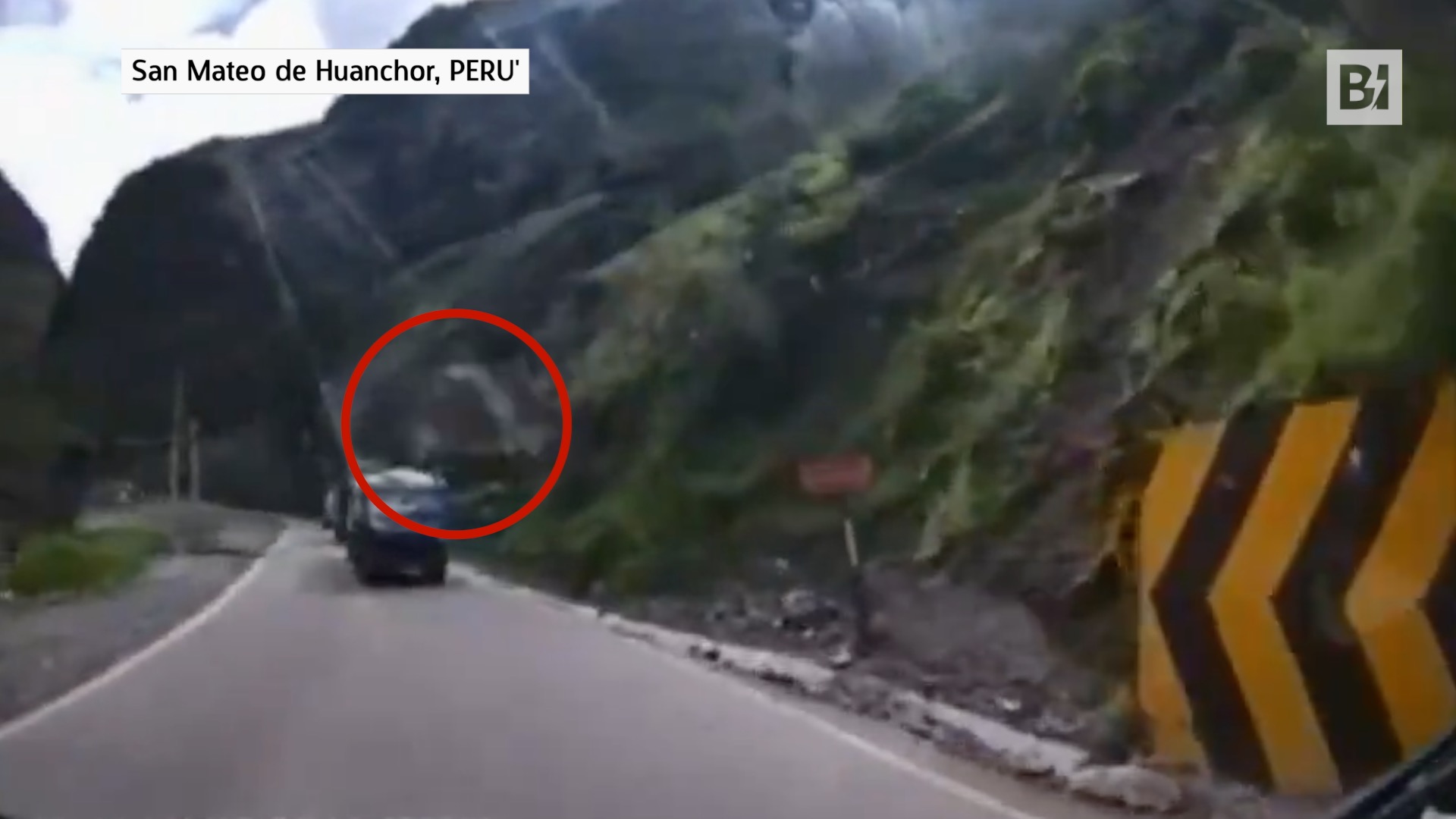 I massi si staccano dalla montagna e travolgono…