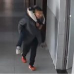 Bimbo narcolettico si addormenta in classe, prof tutti i giorni lo riporta a casa sulle spalle