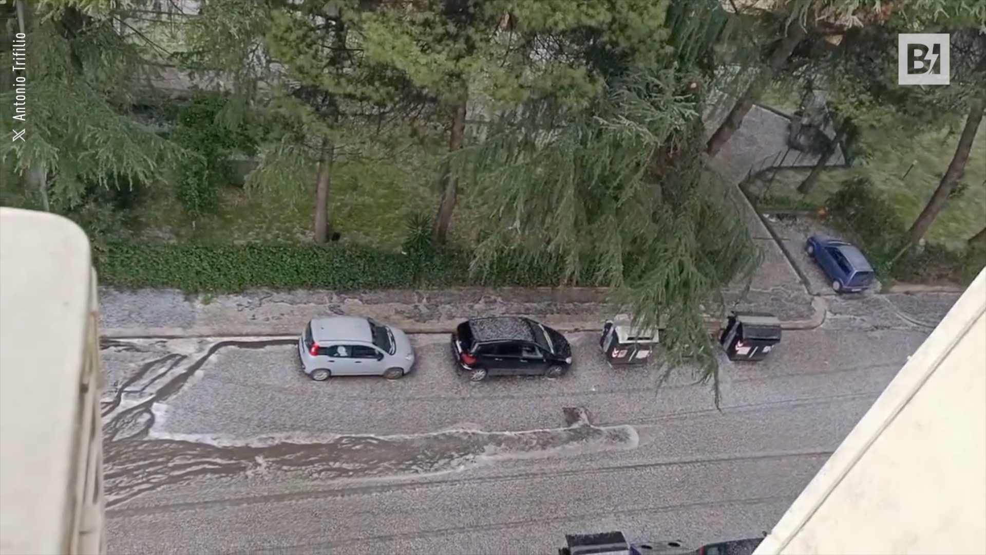 Forte grandinata su Roma, le strade diventano bianche