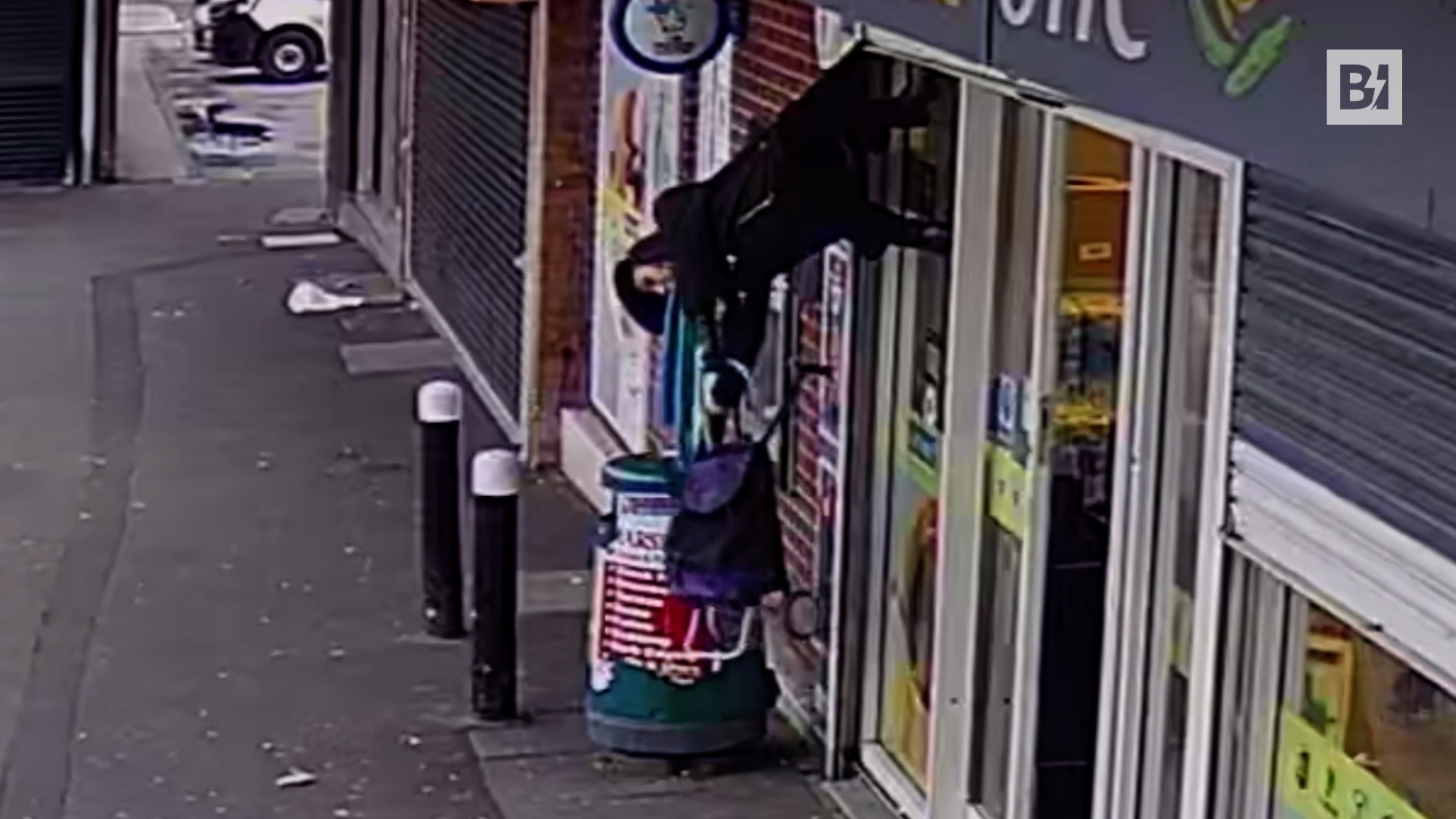 Il cappotto si impiglia nella saracinesca, donna resta…