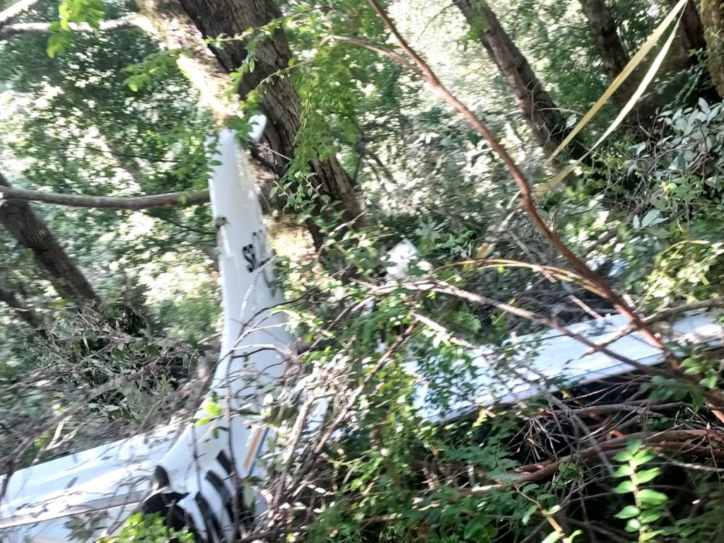 Avión se estrella pero el piloto abre un enorme paracaídas y salva a todos