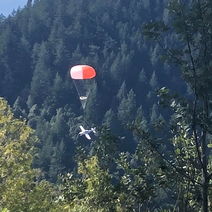 Aereo precipita ma il pilota apre un enorme paracadute e salva tutti